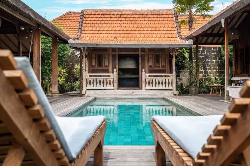 Joglo villa in Padang Padang: sun loungers by the pool