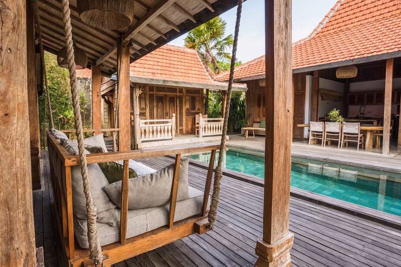 Joglo villa in Padang Padang: swing on the terrace