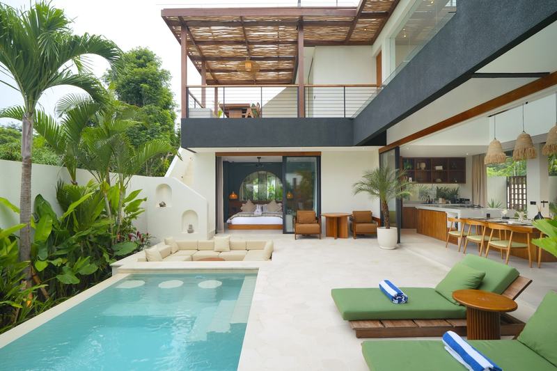 Three-bedroom villa in Uluwatu: pool, living room and upper terrace