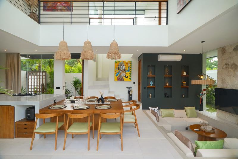 Three-bedroom villa in Uluwatu: double-height living and dining space