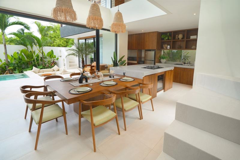 Three-bedroom villa in Uluwatu: dining table and kitchen