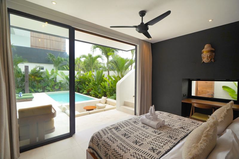 Three-bedroom villa in Uluwatu: bedroom with a door to the pool