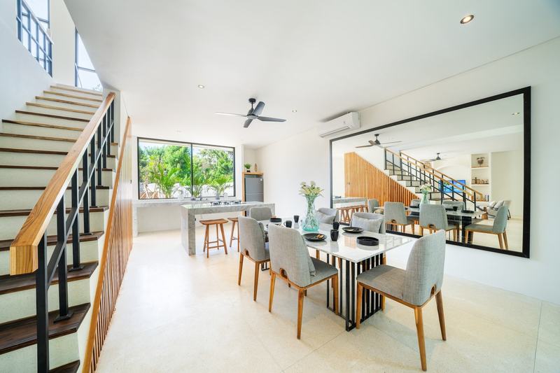 Three-bedroom villa in Nunggalan, Uluwatu: dining area and kitchen