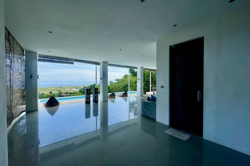 Four-bedroom villa in Padang Padang: living room and terrace