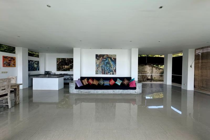 Four-bedroom villa in Padang Padang: open living room