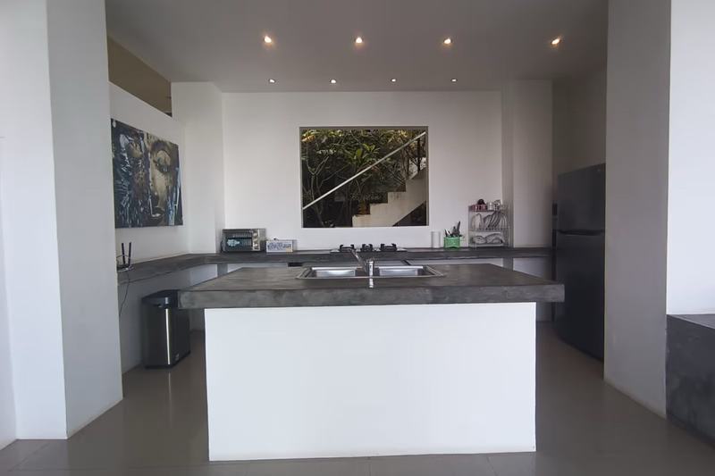 Four-bedroom villa in Padang Padang: kitchen with an island