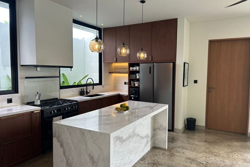 Four-bedroom villa with a study in Uluwatu: close-up of the island and built-in appliances
