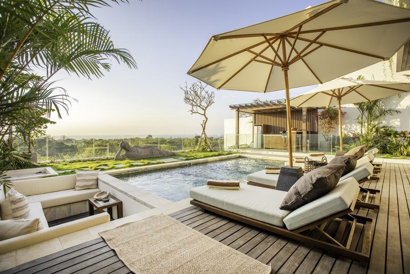 Four-bedroom villa in Uluwatu: pool terrace with loungers and an ocean view