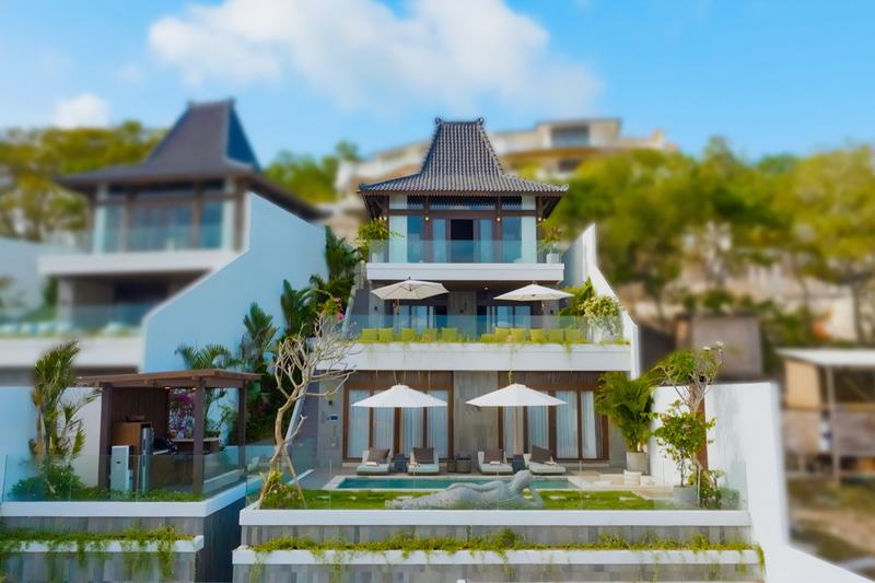 Four-bedroom villa in Uluwatu: facade from the garden
