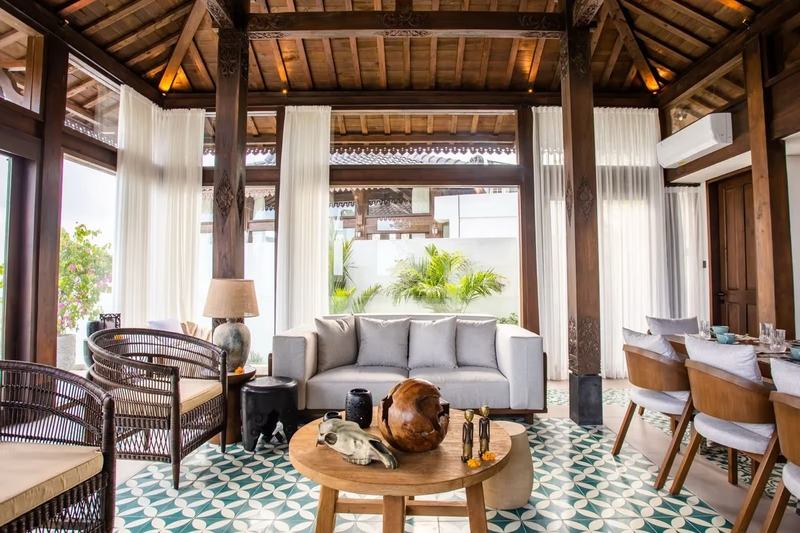 Four-bedroom villa in Uluwatu: living room with rattan furniture and terrace doors