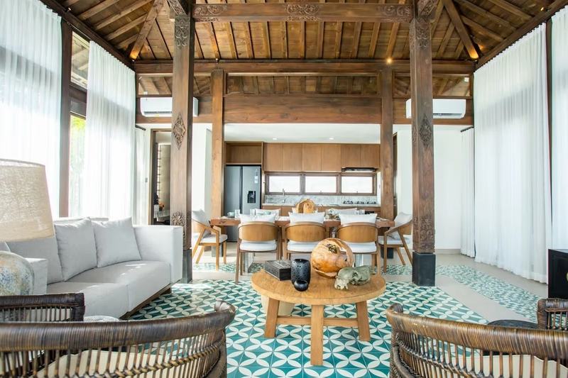Four-bedroom villa in Uluwatu: living and dining room with the kitchen behind