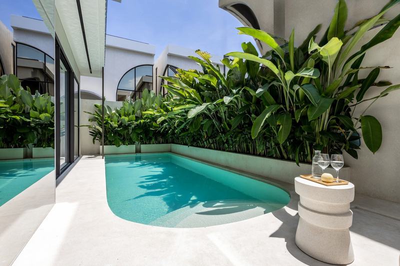 Three-bedroom villa in Umalas: pool along the house