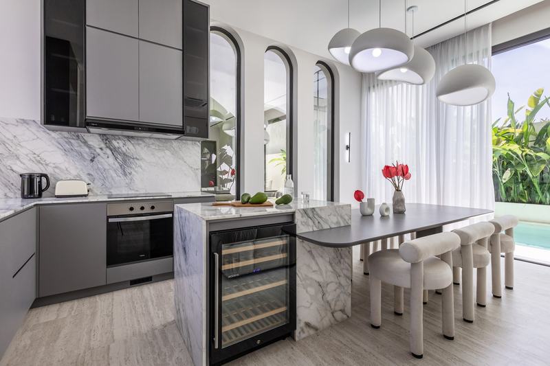Three-bedroom villa in Umalas: kitchen with a marble island