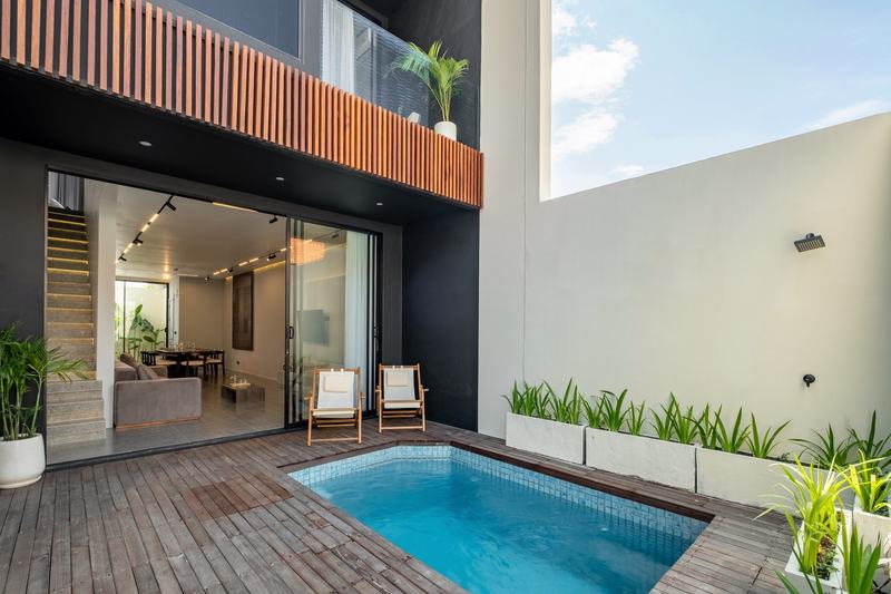 Umalas Oasis: townhouse pool and timber deck