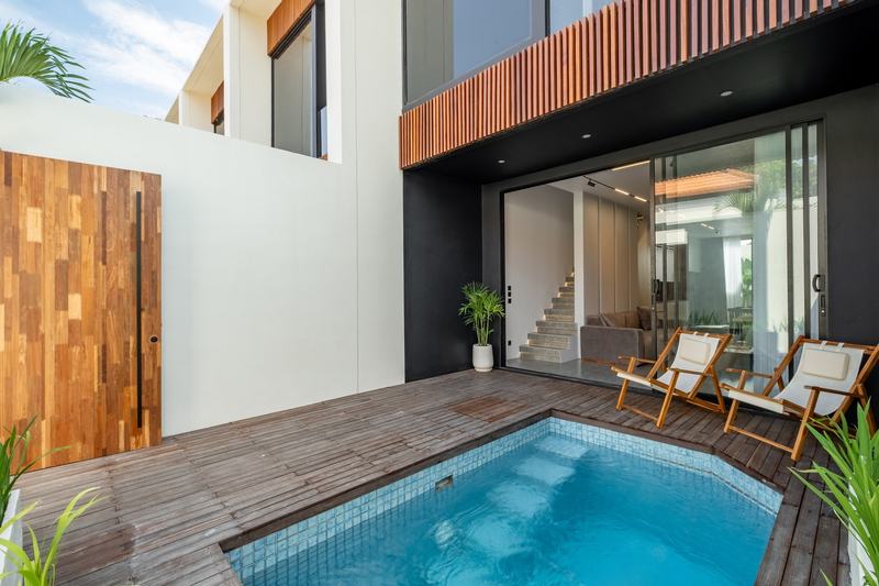 Umalas Oasis: townhouse pool and loungers