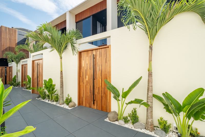 Umalas Oasis: facades and entrance palms