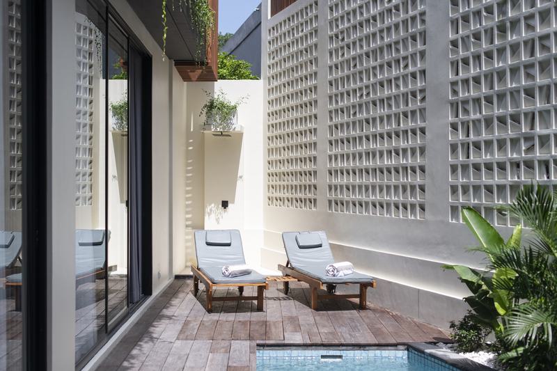 Umalas Oasis: loungers by the villa pool