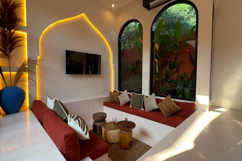 Moroccan-style villa, Ungasan: living room with lit niche