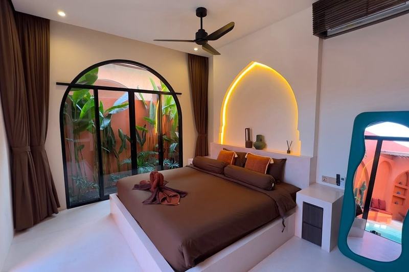 Moroccan-style villa, Ungasan: bedroom with arched windows