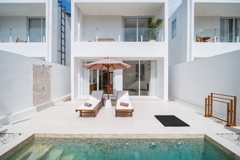 Mediterranean-style villa in Ungasan: white facade and courtyard pool