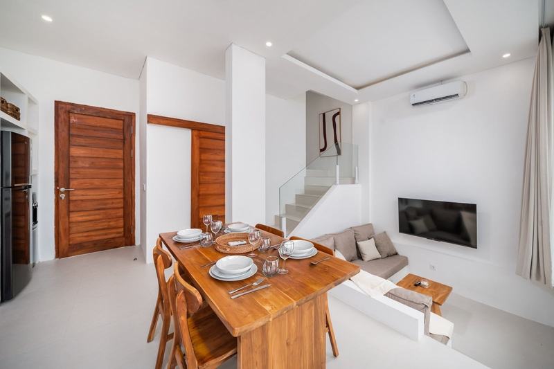 Mediterranean-style villa in Ungasan: dining area and open kitchen