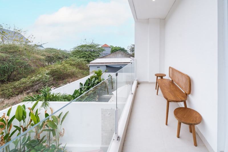 Mediterranean-style villa in Ungasan: upstairs balcony over the greenery