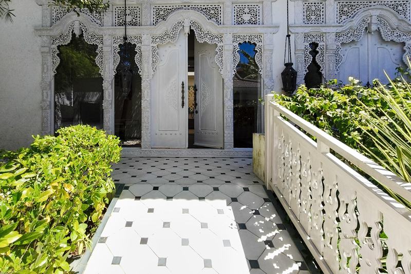 Villa with carved arches in Ungasan: carved facade and entrance path