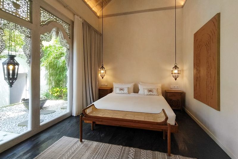 Villa with carved arches in Ungasan: bedroom opening to the garden
