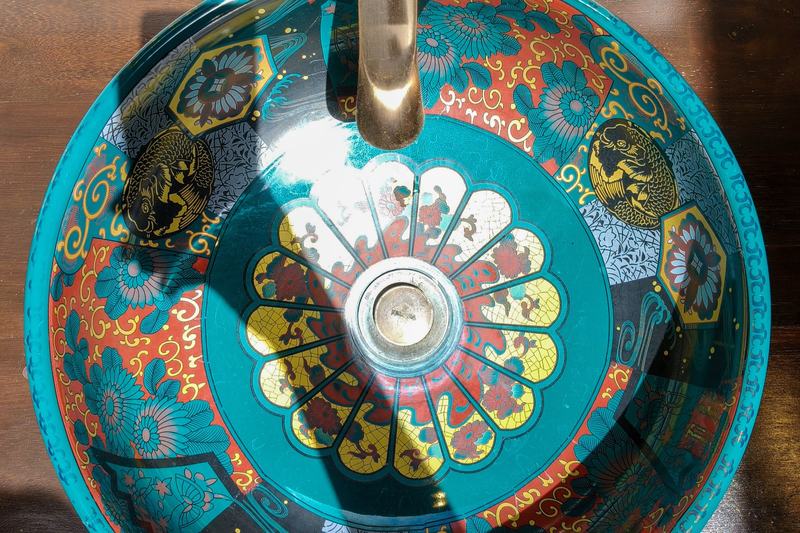 Villa with carved arches in Ungasan: hand-painted bathroom basin