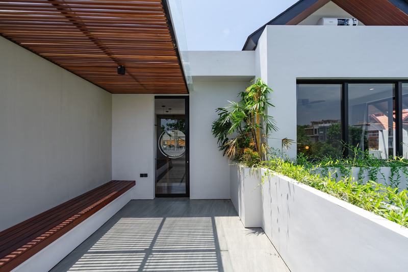 Two-bedroom villa in west Ungasan: covered terrace by the entrance
