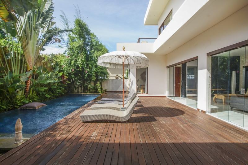 Villa in west Ungasan: timber deck along a long pool
