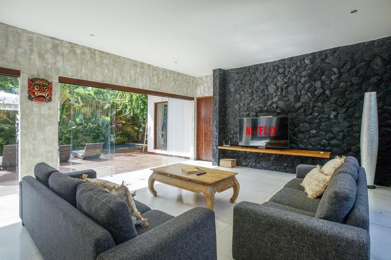 Villa in west Ungasan: loungers and garden beside the pool