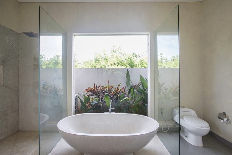 Villa in west Ungasan: bathroom with a freestanding tub