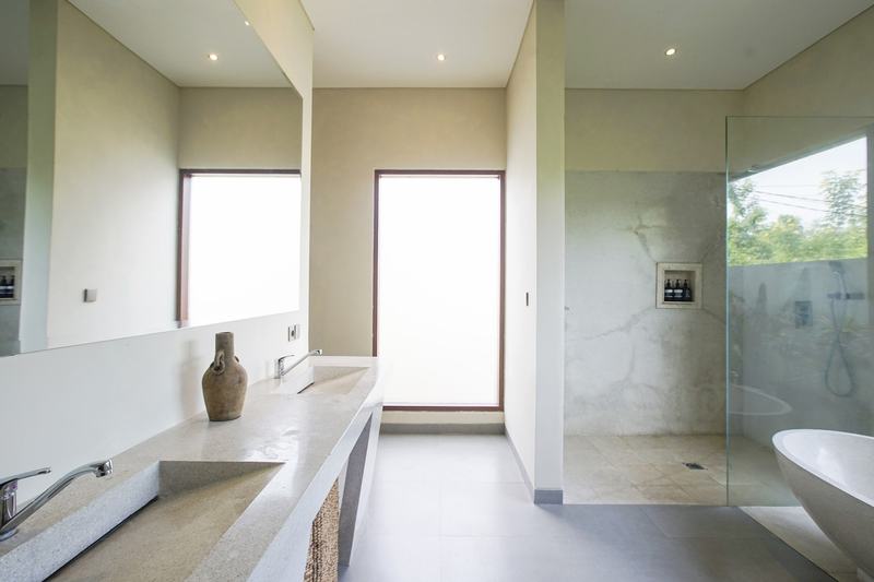 Villa in west Ungasan: bathroom with a glass shower and vanity