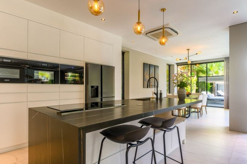 Three-bedroom villa near GWK: kitchen with an island
