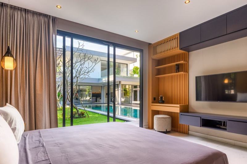 Three-bedroom villa near GWK: bedroom opening to the pool