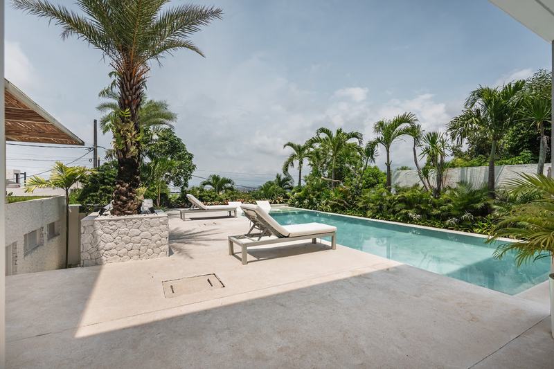 Hillside villa in Ungasan: pool and terrace facing the view
