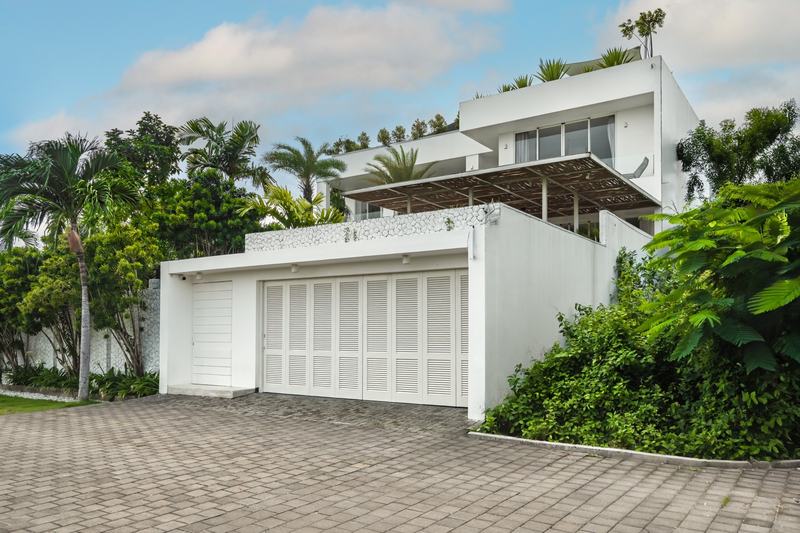 Hillside villa in Ungasan: facade and garage entrance