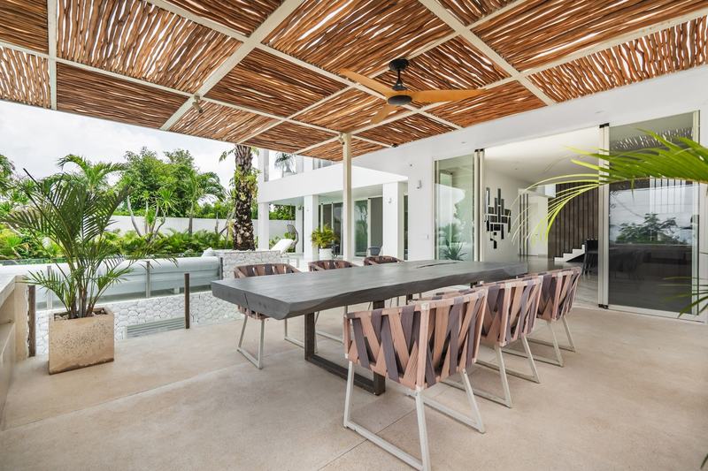 Hillside villa in Ungasan: dining table under a pergola