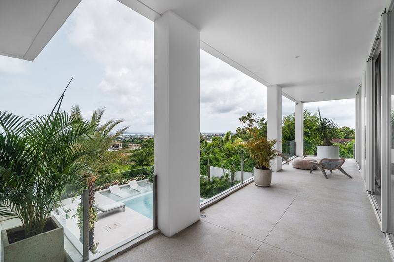 Hillside villa in Ungasan: balcony overlooking the pool and ocean