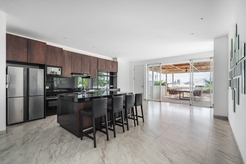 Hillside villa in Ungasan: kitchen with an island