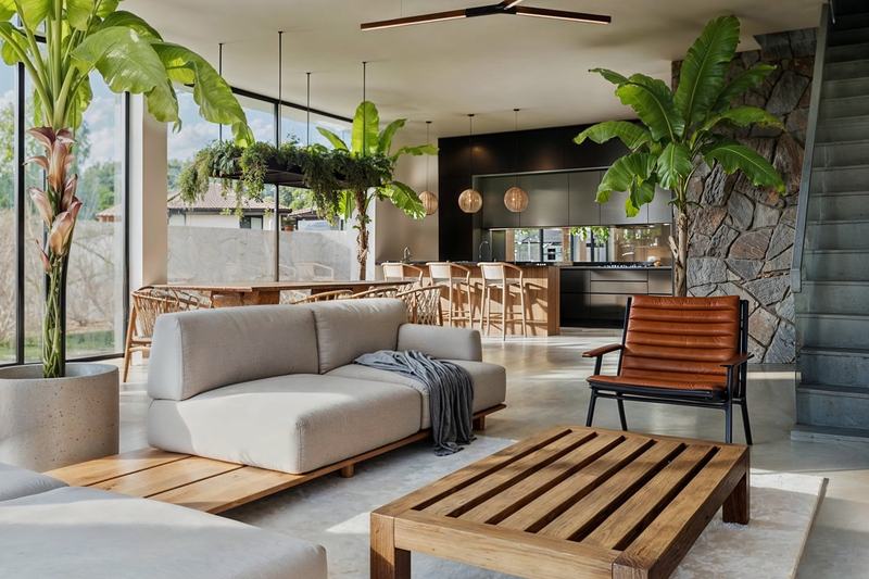 Ungasan Melasti Villa II: salón con escalera a la planta alta
