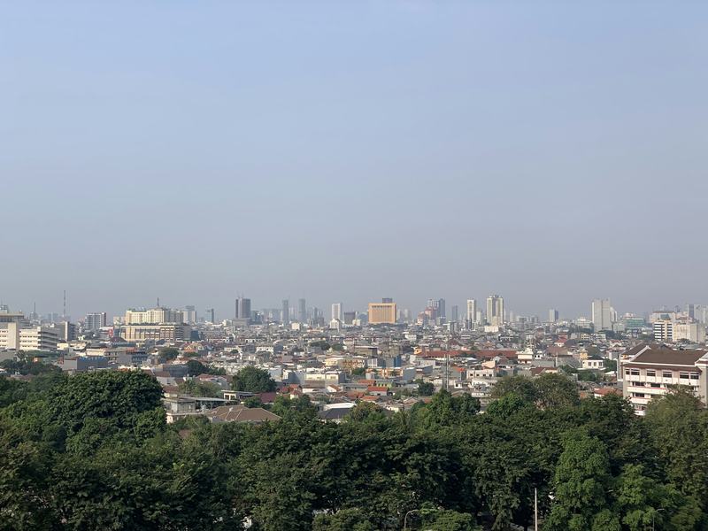 Skyline d'une ville indonésienne avec des tours de bureaux dans la brume du matin