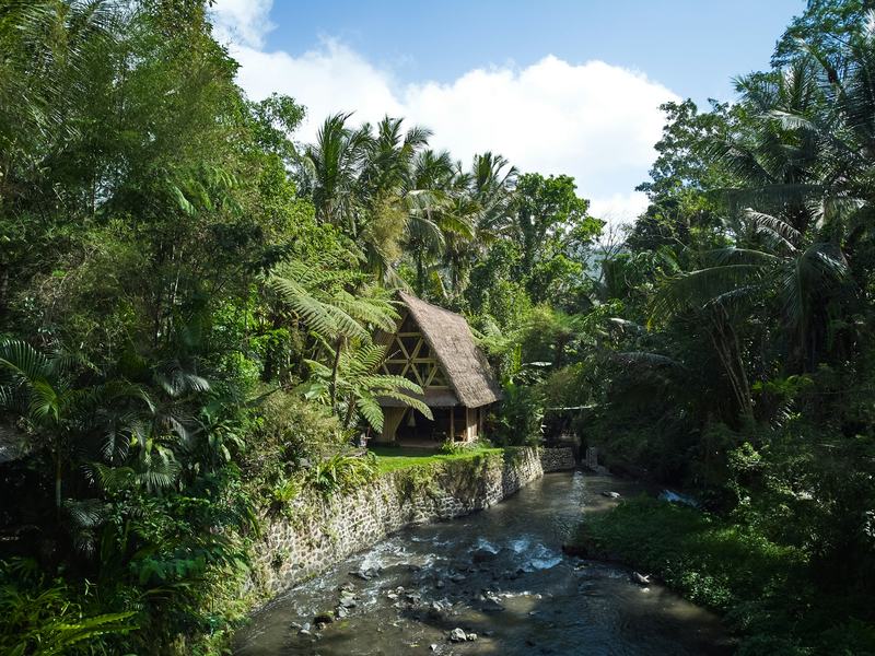 Une maison en bambou au bord d'une rivière dans la jungle de Bali, le type de construction achevée qu'un acheteur inspecte avant de prendre les clés