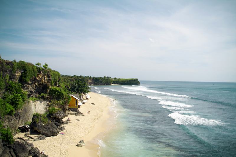 Falaises calcaires de la péninsule de Bukit à Uluwatu, au-dessus de l'océan Indien